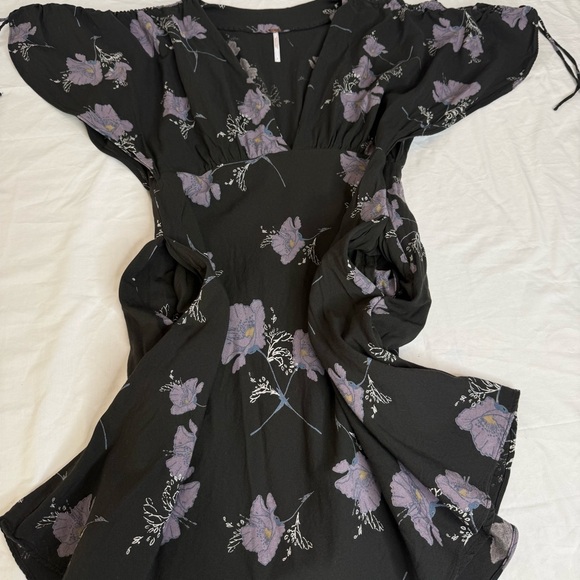 Free People Black Purple Floral Mini Dress Size 4 Deep VNeck Flutter Sleeve Boho - Picture 5 of 11